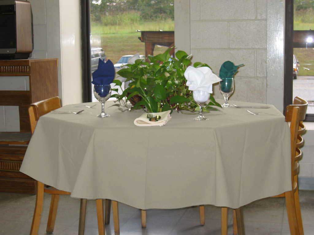Intedge Ivory Round Poly/Cotton Tablecloth, 72 inch Dia
