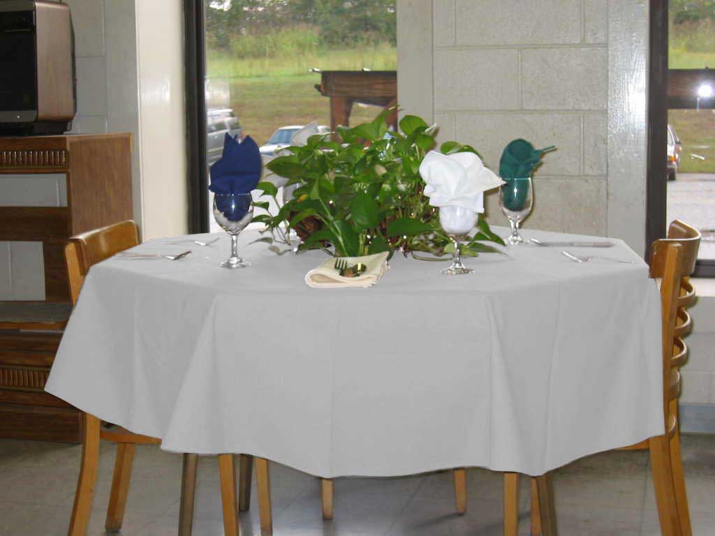 Intedge White Round Poly/Cotton Tablecloth, 54 inch Dia