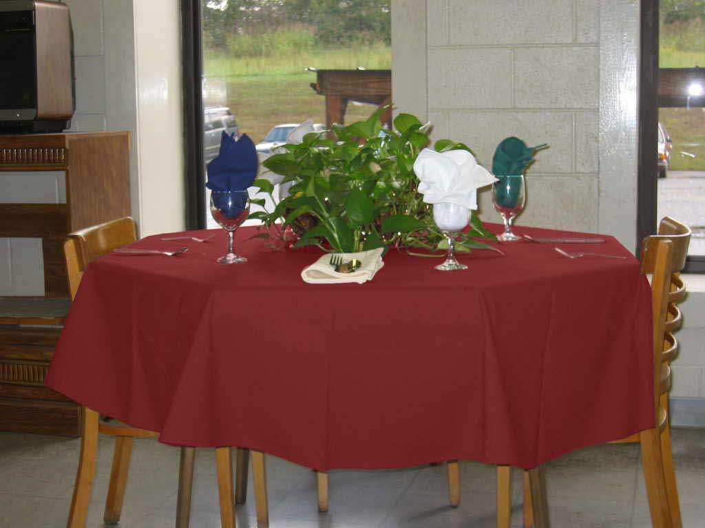 Intedge Red Poly/Cotton Blend Round Tablecloth, 90 inch