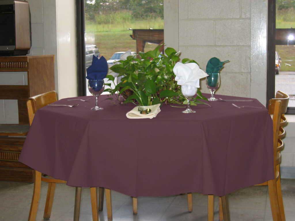 Intedge Mauve Poly/Cotton Blend Round Tablecloth, 83 inch